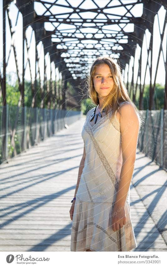 Porträt einer schönen jungen Frau im Freien Jugendliche Außenaufnahme Glück blond blaue Augen Brücke Sommer Sonnenstrahlen Behaarung Fröhlichkeit Lifestyle
