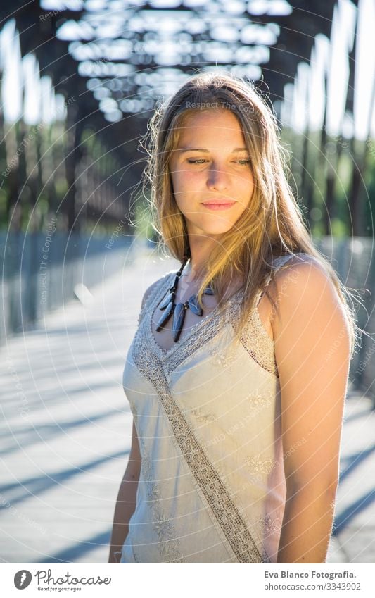 Porträt einer schönen jungen Frau im Freien Jugendliche Außenaufnahme Glück blond blaue Augen Brücke Sommer Sonnenstrahlen Behaarung Fröhlichkeit Lifestyle