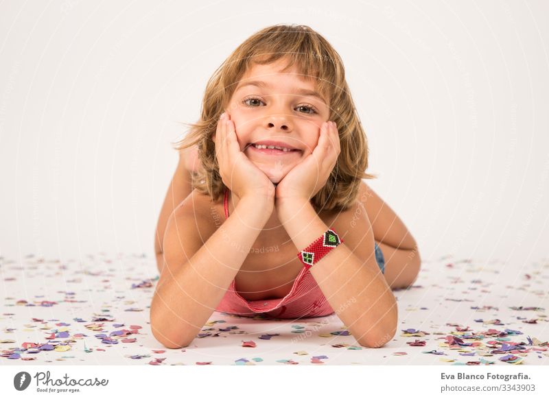 Porträt eines kleinen Mädchens. drinnen, Konfetti auf dem Boden. weißer Hintergrund Freude Kind niedlich Lifestyle-Glück heiter schön Behaarung Innenaufnahme