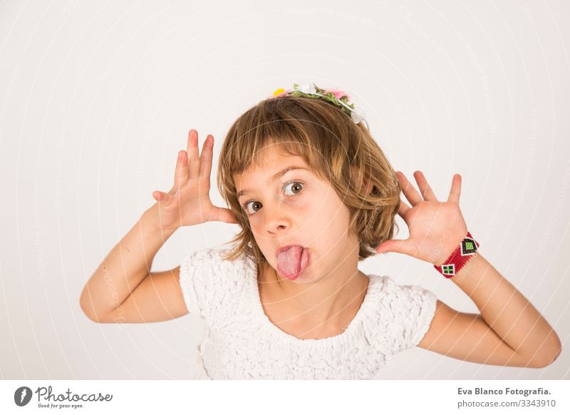 Kleines Mädchen mit komischer Gesichtszunge draußen auf weißem Hintergrund Porträt Freude Kind niedlich Lifestyle-Glück heiter schön klein Behaarung