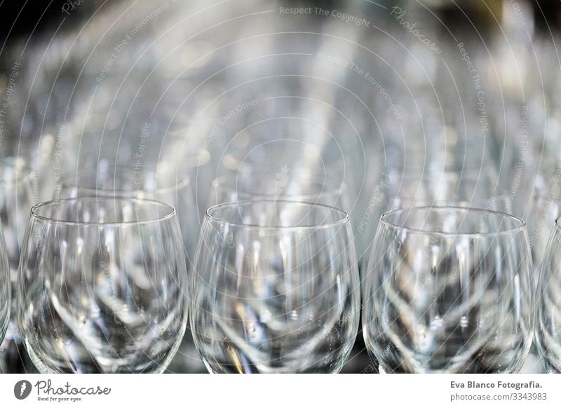 Weinglas bei der Ausstellung auf dem Tisch. Hochzeitsdécor Wiederholung Restaurant Glas Toastbrot Feste & Feiern Alkohol ausleeren trinken Reihe Muster Mensch