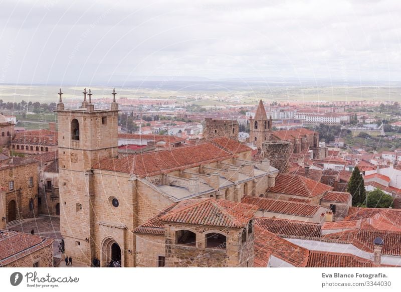 Luftaufnahmen der schönen Stadt Caceres, Spanien. Steinerne Festungsstadt. Vorne die Kathedrale. Bewölkter Himmel Katholizismus historisch Statue