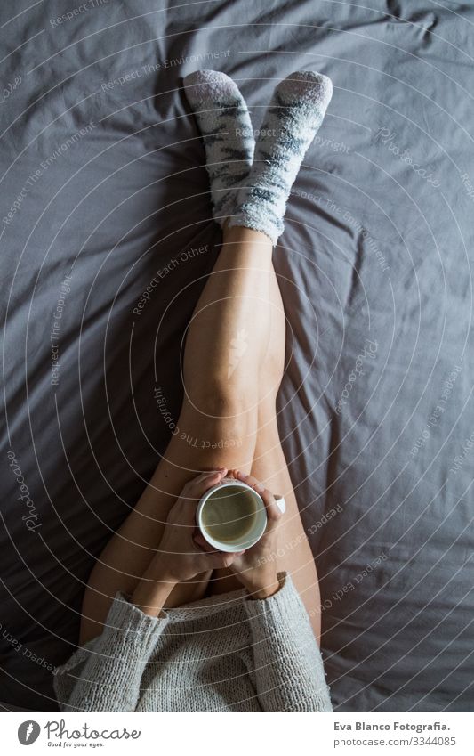 junge Frau beim Kaffee auf dem Bett Jugendliche Lifestyle Tasse lässig Vernetzung Arbeit & Erwerbstätigkeit Tippen sozial Haus heimwärts Schlafzimmer Morgen