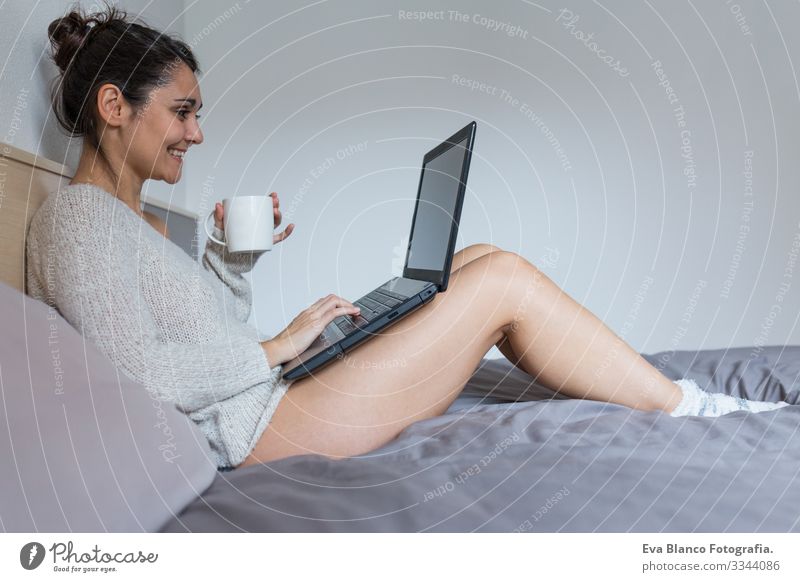 junge Frau, die Kaffee trinkt und am Laptop arbeitet Notebook Jugendliche Lifestyle Computer Tasse lässig Internet Business Vernetzung Arbeit & Erwerbstätigkeit