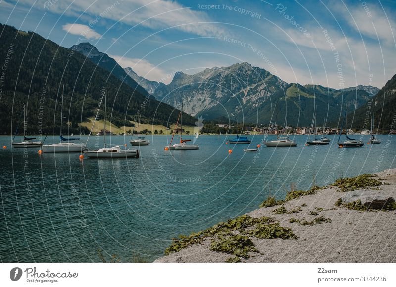 Achensee Berge u. Gebirge Boote Schiffe Strand Österreich Alpen Erholung Urlaubsstimmung gewässer Himmel sonne sommer bucht bergsee