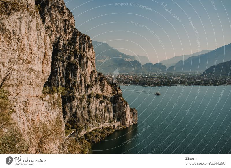 Ausblick von der Ponale am Gardasee alpenüberquerung gardasee mountainbike mtb ponale norditalien torbole schiff sommer sonne berge schönes wetter blau himmel