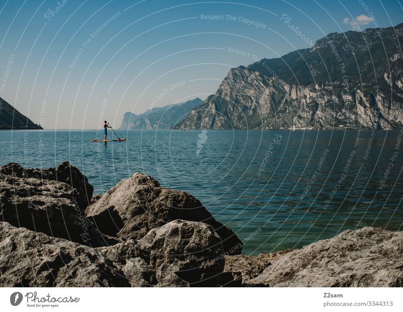 SUP auf dem Gardasee | Torbole gardasee See Seeufer Wasser Wassersport steine felsen natur blau geb Berge u. Gebirge Außenaufnahme Farbfoto Natur Landschaft