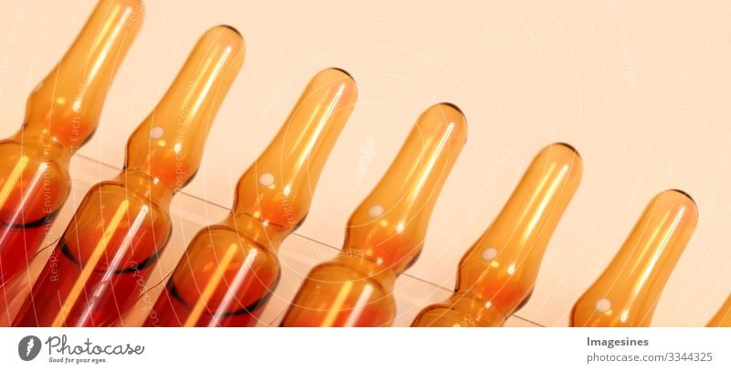 Serum B12 mit Vitamin C in Ampullen zur medizinischen Behandlung. horizontale perspektivische Ansicht von vielen braunen Ampullen in pharmazeutischen Verpackungsbehälter gesetzt. Vitamin Konzept