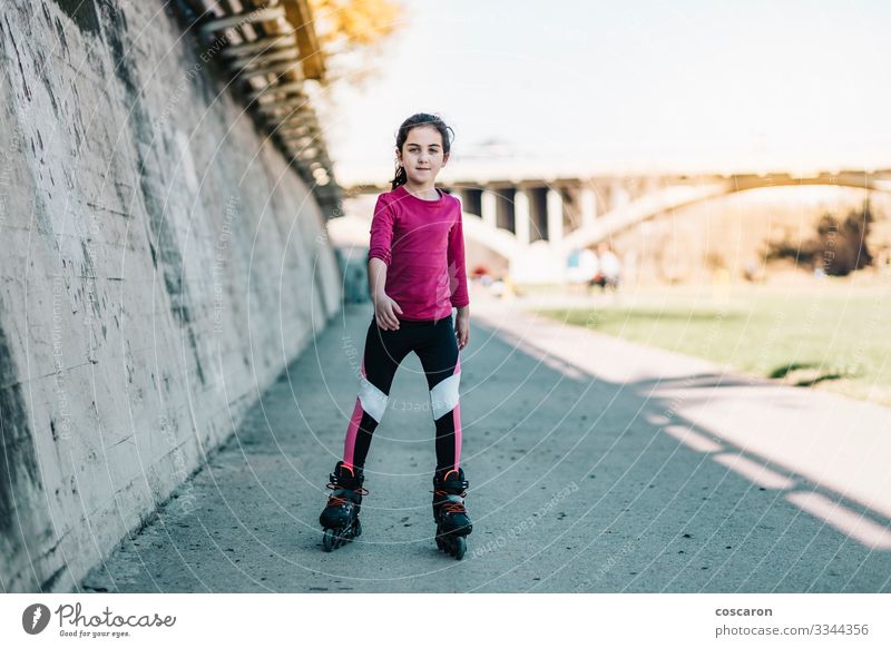 Kleine Schlittschuhläuferin, die an einem sonnigen Tag auf einem Park Schlittschuh läuft Lifestyle Freude Glück schön Gesundheit Wellness Leben Freizeit & Hobby