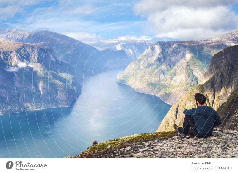 Mann sitzt allein auf der Klippe und genießt die Luftaufnahme mit dem Rucksack Lifestyle Ferien & Urlaub & Reisen Tourismus Ausflug Abenteuer Freiheit Meer