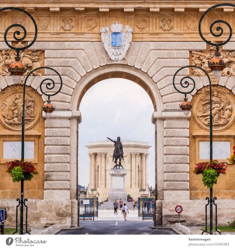 Arc de Triomphe, Montpellier, Frankreich. Ferien & Urlaub & Reisen Tourismus Kultur Himmel Park Palast Burg oder Schloss Gebäude Architektur Denkmal Straße
