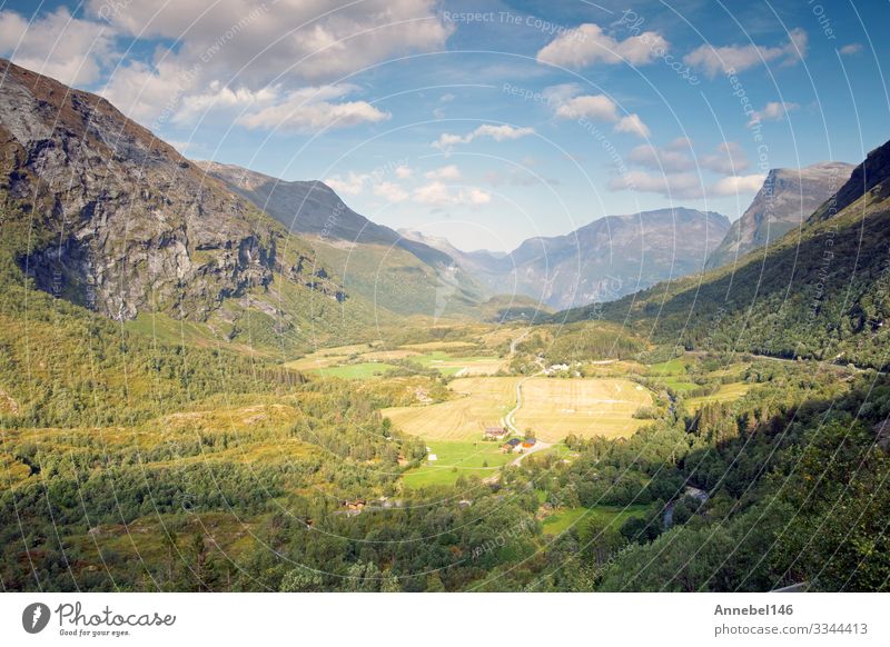 Wunderschöne Bergsommerlandschaft in Norwegen Blauer Himmel Ferien & Urlaub & Reisen Tourismus Sommer Meer Berge u. Gebirge Umwelt Natur Landschaft Wolken Baum