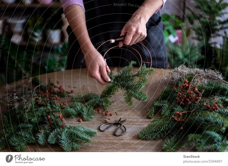 Frau macht Weihnachtskranz aus Fichtenholz, Schritt für Schritt. Stil Design Freizeit & Hobby Basteln Winter Dekoration & Verzierung Tisch Weihnachten & Advent