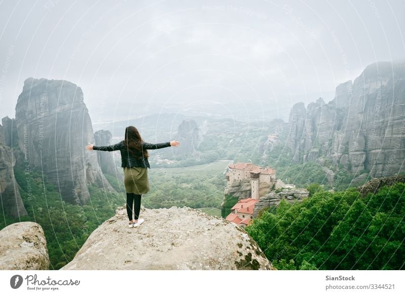 Mädchen genießt die Aussicht auf großen und hohen Felsen in Meteora, Griechenland schön Ferien & Urlaub & Reisen Tourismus Sommer Berge u. Gebirge wandern Frau