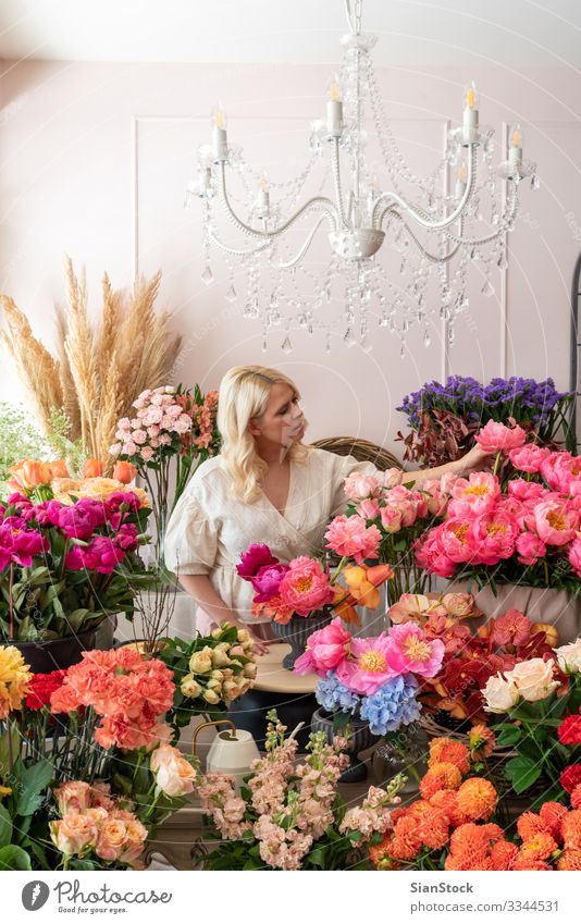 Schöne blonde Blumenhändlerin kreiert wunderbaren Strauß Lifestyle Mensch Natur Blüte Fröhlichkeit Begeisterung Euphorie schön Farbfoto Morgen Tag Porträt