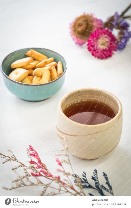 Tasse Tee auf Holzgrund Frühstück Getränk Tisch Wärme frisch heiß natürlich braun rot schwarz Tradition schäumend. Verdunstung organisch Glas Teetrinken