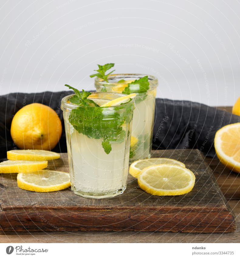 Sommer Erfrischungsgetränk Limonade Frucht Kräuter & Gewürze Vegetarische Ernährung Getränk Saft Alkohol Tisch Blatt Coolness saftig braun gelb grün Tradition
