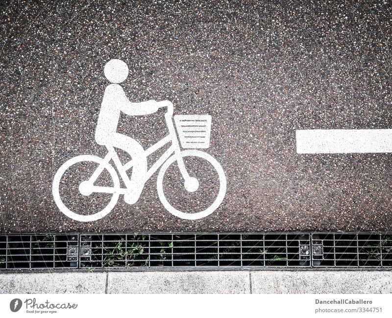 Fahrrad-Piktogramm auf Straße Fahrradfahren Verkehr Fahrradkorb Fahrradtour Mobilität Schilder & Markierungen Freizeit & Hobby Verkehrswege Verkehrsmittel