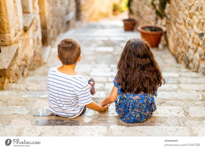 Zwei kleine Kinder, die an einem Sommertag ihre Hände halten. Lifestyle Freude Glück schön Erholung Freizeit & Hobby Ferien & Urlaub & Reisen Sommerurlaub