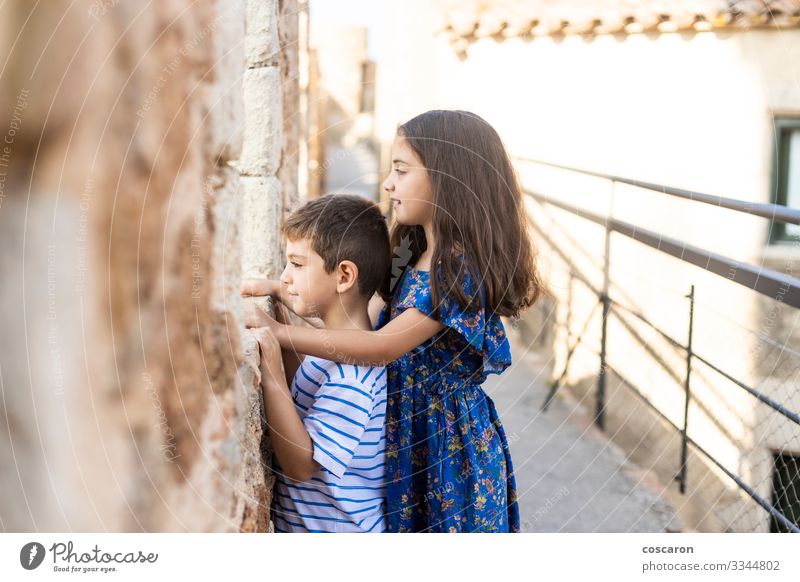 Zwei Kinder, die die Mauer einer Burg werfen Freude Glück Ferien & Urlaub & Reisen Tourismus Sommer Sommerurlaub Schule Mensch maskulin feminin Kleinkind Junge