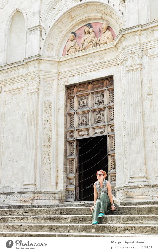 Junge Frau auf Kirchenstufen in der italienischen Altstadt Lifestyle Ferien & Urlaub & Reisen Tourismus Ausflug Sightseeing Städtereise Mensch feminin