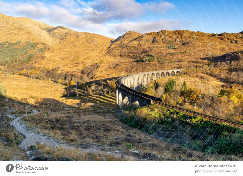 Glenfinnan Viaduct Natur Landschaft Himmel Wolken Sonnenlicht Sommer Herbst Schönes Wetter Wärme Wiese Gipfel Menschenleer Bahnhof Brücke Sehenswürdigkeit