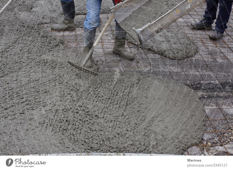 Arbeiter, die nassen Beton mit Hilfe eines Betonkübels gießen. Arbeit & Erwerbstätigkeit Baustelle Industrie Business Gebäude Straße Stahl bauen Zementmischung