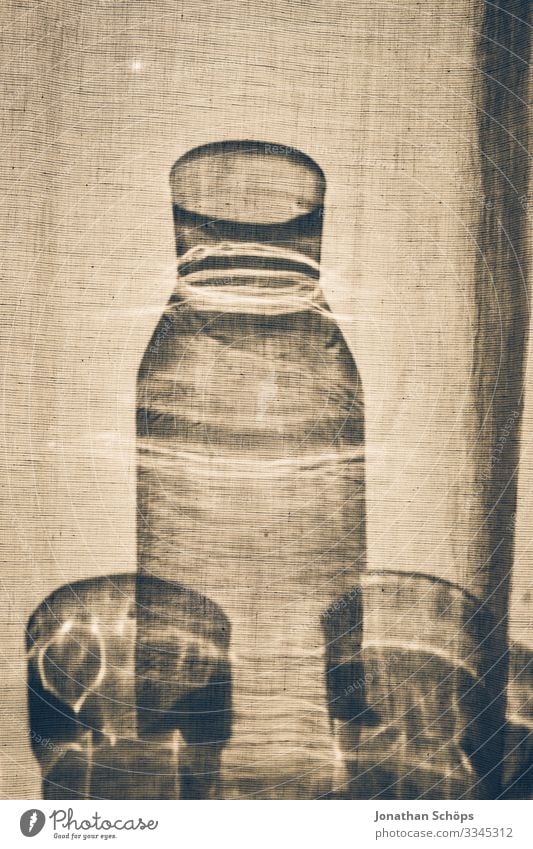 Glasflasche und Gläser stehen hinter einer Gardine im Sonnenlicht Silhouette Schatten Grundriss Gerichte Flasche Minimalismus Abstrakter schwarzer Hintergrund