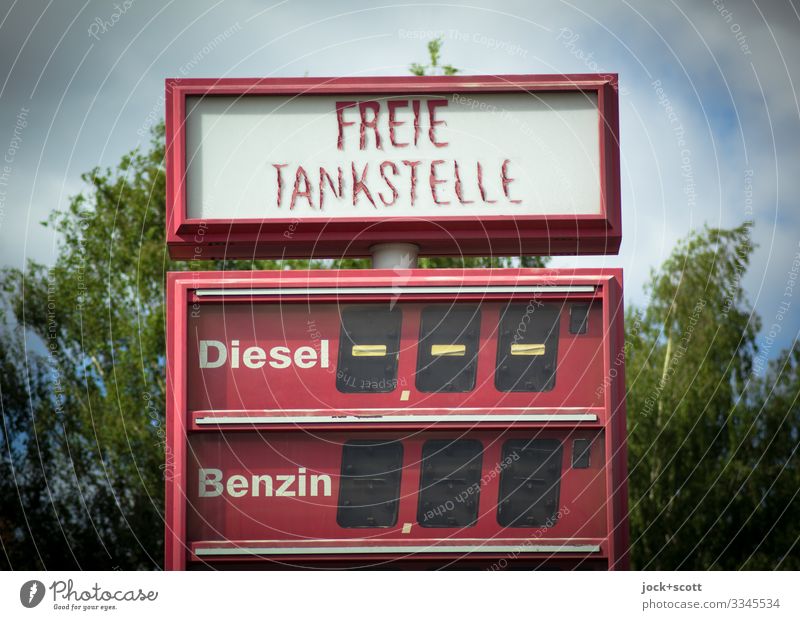 Freie Tankstelle, Diesel Benzin und Ende Energiekrise Baum Kreuzberg Preisliste Typographie Anzeige eckig kaputt retro rot Umweltverschmutzung Vergangenheit