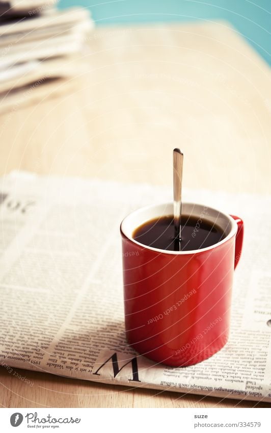 Wachmacher Kaffee Tasse Löffel Tisch Arbeitsplatz Wirtschaft Business Printmedien Zeitung Zeitschrift genießen stehen lustig stark rot schwarz Genusssucht Idee