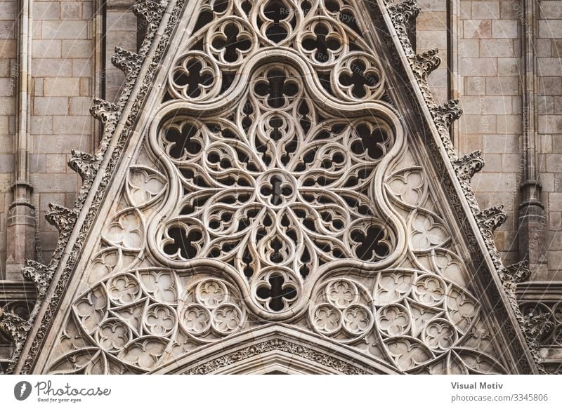 Detail einer Rosette und filigrane Skulpturen an der Vorderseite einer gotischen Kathedrale Rundfenster Basilika Architektur architektonisch Schnitzereien