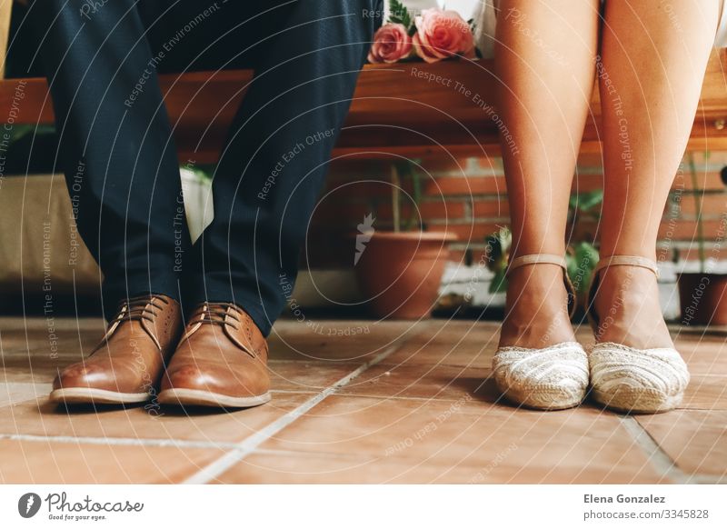 Die Schuhe des Bräutigams und der Braut und ihr kleiner Hochzeitsstrauß. Feste & Feiern feminin Frau Erwachsene Rose Blumenstrauß Liebe Zusammensein Gefühle