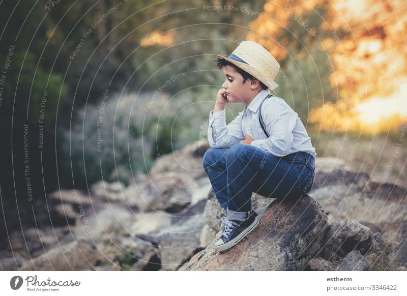 nachdenkliches Kind, das auf einem Felsen sitzt Lifestyle Meditation Sommer Mensch maskulin Junge Kindheit 1 3-8 Jahre Umwelt Natur Wald Denken sitzen träumen