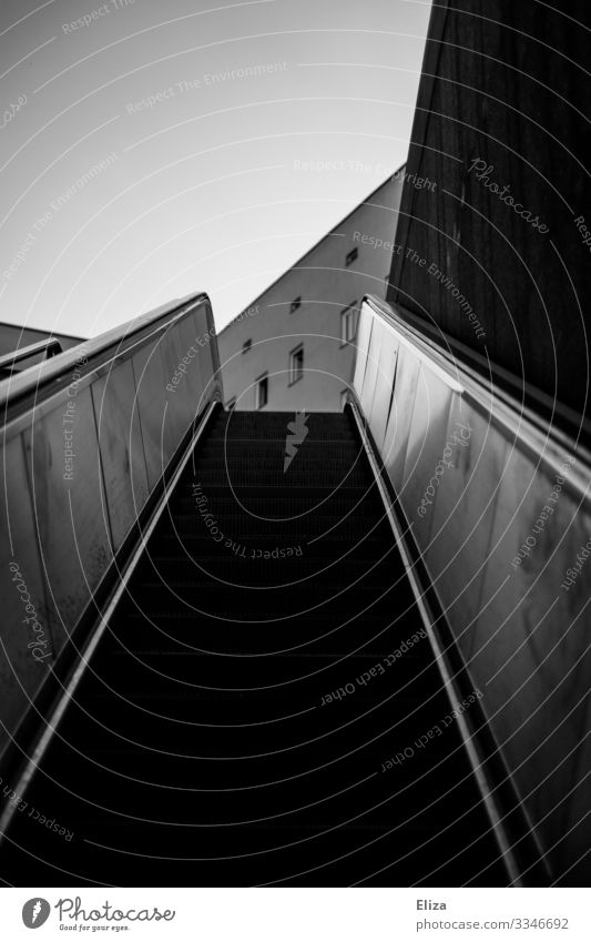 Aufwärts Rolltreppe planen Ziel aufwärts U-Bahnstation Treppe Wege & Pfade Karriere dunkel Schlucht Mitte bedrohlich aufsteigen hoch Zukunft steil Ende