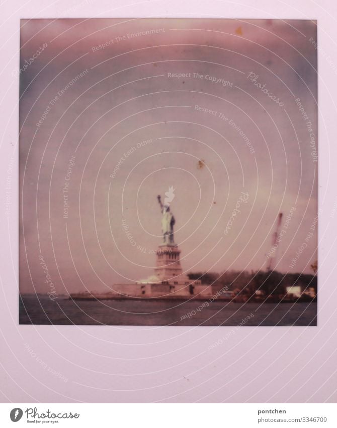Polaroid zeigt freiheitsstatue im Wasser vor wolkigem Himmel New York City USA Stadt Hauptstadt Wahrzeichen Denkmal Freiheitsstatue Trump Tourismus Fluss