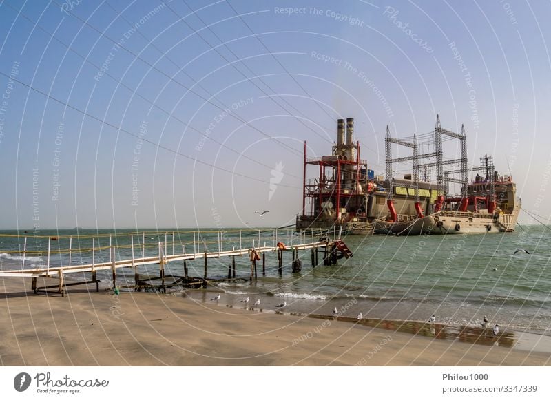 Kraftwerk auf vertäuten Booten in der Nähe von Banjul Strand Meer Industrie Technik & Technologie Umwelt Pflanze Himmel Wasserfahrzeug Stahl Linie blau Energie