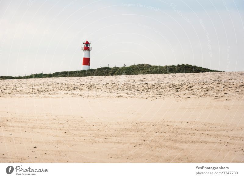 Leuchtturm am Strand an einem sonnigen Sommertag auf Sylt Erholung Natur Sand Schönes Wetter Hügel Küste Nordsee Gebäude rot weiß Friesland Deutschland