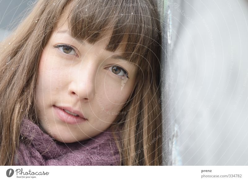 Winterportrait Mensch feminin Junge Frau Jugendliche Erwachsene Kopf Haare & Frisuren Gesicht 1 18-30 Jahre braun grau Wand anlehnen Farbfoto Außenaufnahme