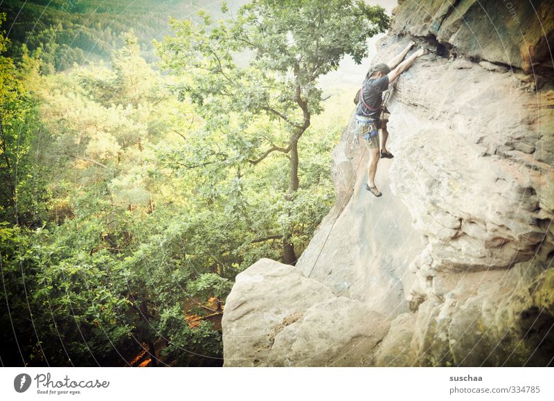 risiko | achtung absturzgefahr Natur Felsen Außenaufnahme Freiheit Freizeit & Hobby Klettern Bergsteiger Mann Sport Fitness Gesundheit gefährlich Risiko