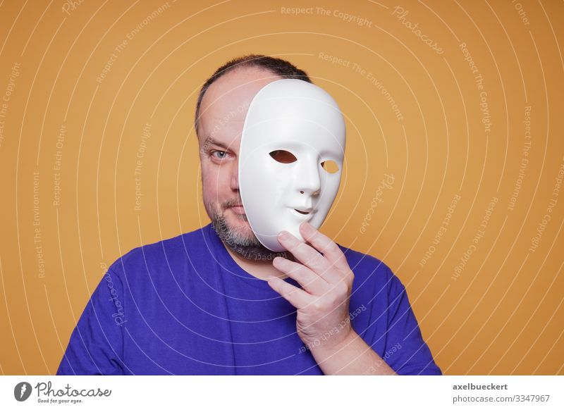 Mann, der die Maske abnimmt und sein Gesicht und seine Identität preisgibt Lifestyle Gesundheit Krankheit Freizeit & Hobby Mensch maskulin Erwachsene 1
