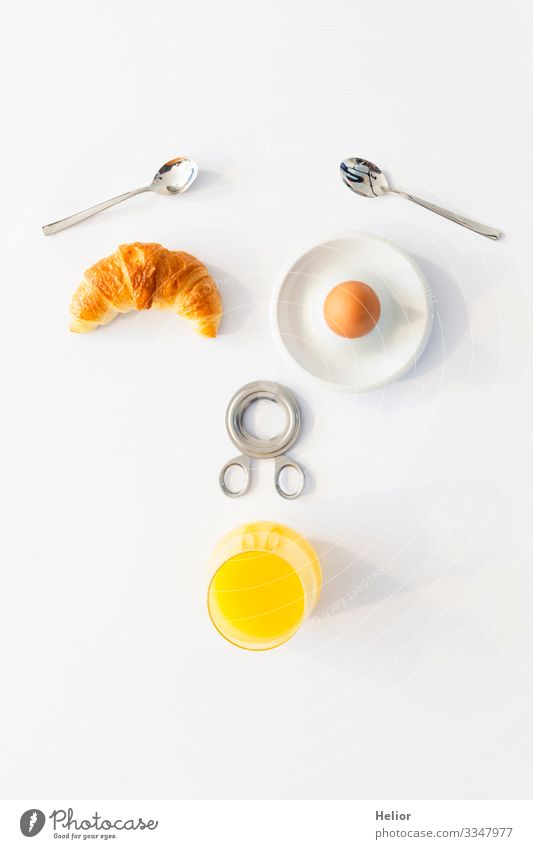 Lustiges Frühstückskonzept mit abstraktem menschlichem Gesicht Croissant Getränk Saft Teller Löffel Freude Wohlgefühl Erholung Essen androgyn Glas Metall