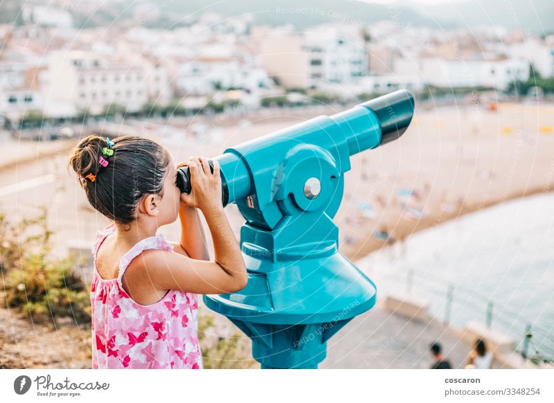 Mädchen, das durch ein Teleskop auf den Strand schaut Lifestyle Glück Freizeit & Hobby Ferien & Urlaub & Reisen Tourismus Ferne Sightseeing Meer Kind Mensch