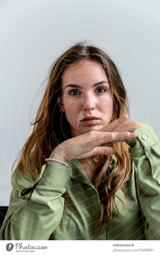 Porträt einer jungen Frau, die in die Kamera schaut 2 schön Gesicht Erwachsene Jugendliche Hand Jugendkultur weiß Mädchen Wand Kaukasier