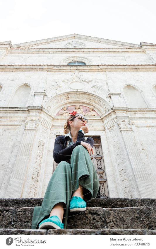 Junge weibliche Reisende sitzt auf Kirchenstufen in der Altstadt in der Toskana, Italien Lifestyle Ferien & Urlaub & Reisen Tourismus Ausflug Sightseeing