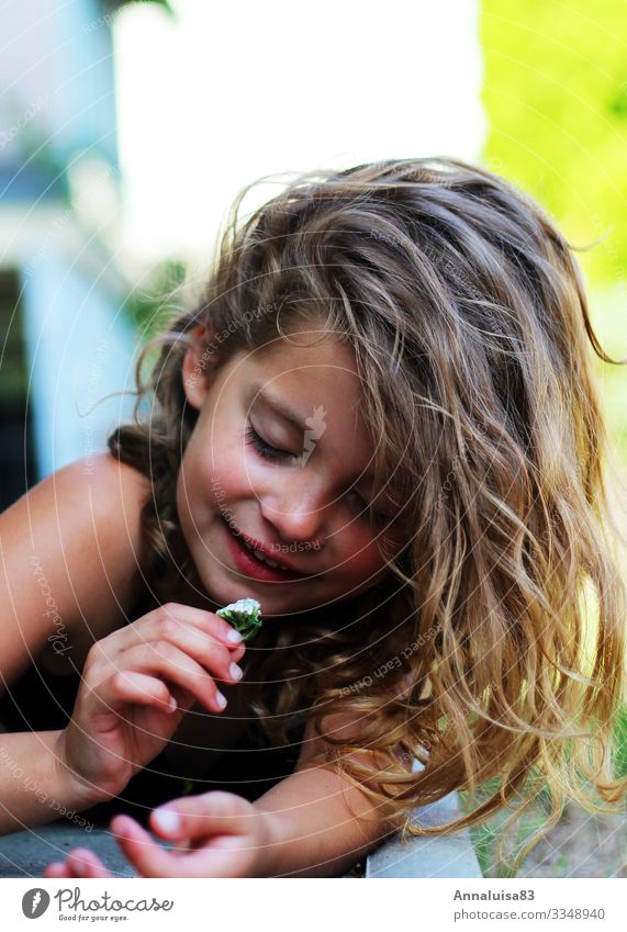 Blümchen feminin Kind Mädchen Haare & Frisuren Gesicht 1 Mensch 3-8 Jahre Kindheit Sonnenlicht Blume Gras Blüte Garten Park Wiese blond langhaarig berühren