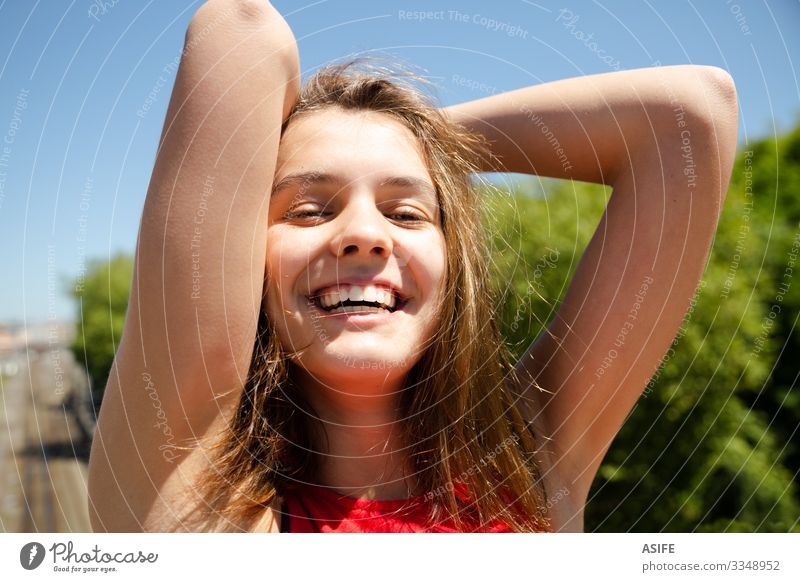 Lachende Jugendliche genießen die Sonne in der Stadt Lifestyle Freude Glück schön Erholung Freizeit & Hobby Sommer Frau Erwachsene Arme Natur Wind Baum Park