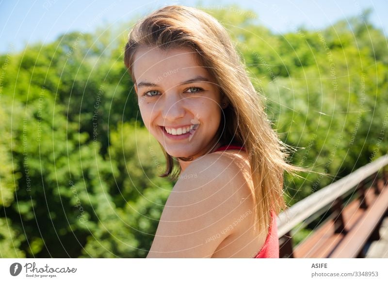 Porträt eines glücklichen, schönen Teenager-Mädchens, das an einem sonnigen Tag lächelt Lifestyle Freude Glück Gesicht Erholung Freizeit & Hobby Sommer Sonne