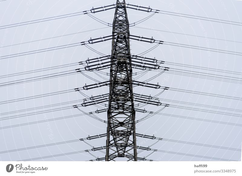 geordnete Leitung Energiewirtschaft Wolken schlechtes Wetter Nebel Regen Hochspannungsleitung Strommast Elektrizität Linie ästhetisch dunkel modern Stadt bizarr