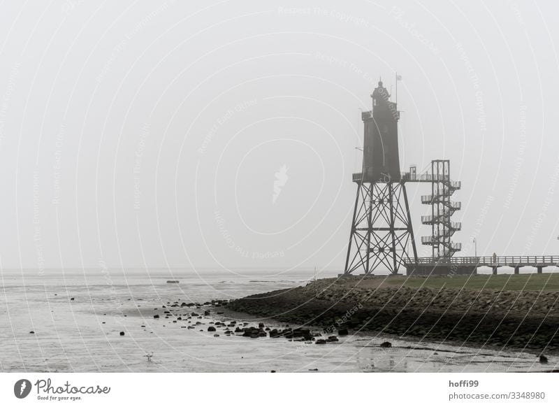 Turm im Nebel Wolken Herbst Winter schlechtes Wetter Regen Küste Nordsee Wattenmeer Hafen Leuchtturm Steg Mole Treppe Dach ästhetisch dunkel elegant Ferne