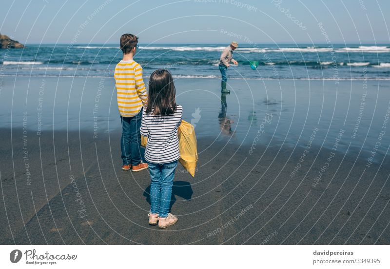 Freiwillige Die Den Mull Aus Dem Meer Holen Ein Lizenzfreies Stock Foto Von Photocase